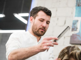 Jak wybrać odpowiednie akcesoria fryzjerskie i kosmetyczne