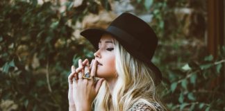 Obserwuj ile włosów wypada ci dziennie.