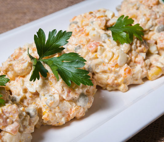 Jakie sałatki podać na śniadanie wielkanocne