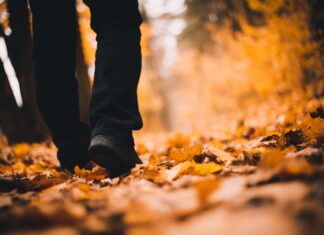 Czarne jeansy z dziurami