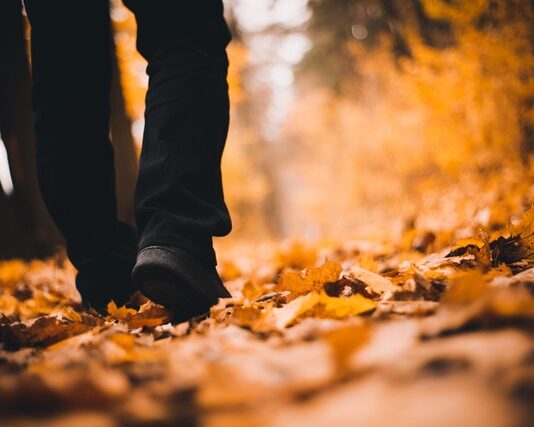 Czarne jeansy z dziurami