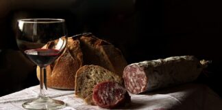 Czy Kiełbasa biała parzona trzeba gotować?