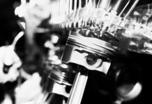 Czy tłok dotyka cylindra?